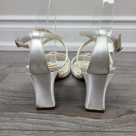 Touch Ups White Satin Strappy Wedding Sandals Size 7 - Picture 11 of 17